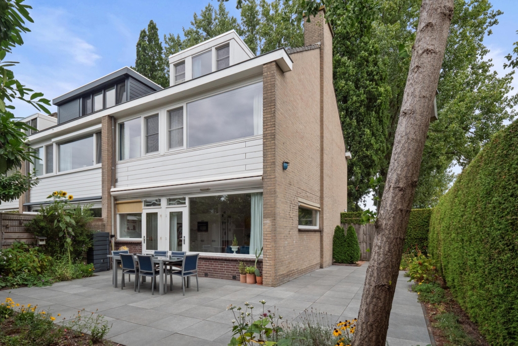 Hoekwoning te koop: Bisschop Zwijsenplein 1, De Baarzen Vught