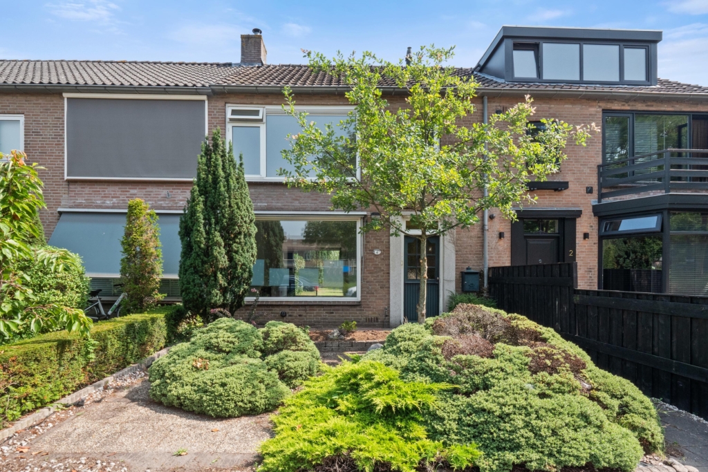 Twee-onder-één-kap te koop: John F. Kennedylaan 4, Loyolaan en omgeving Vught